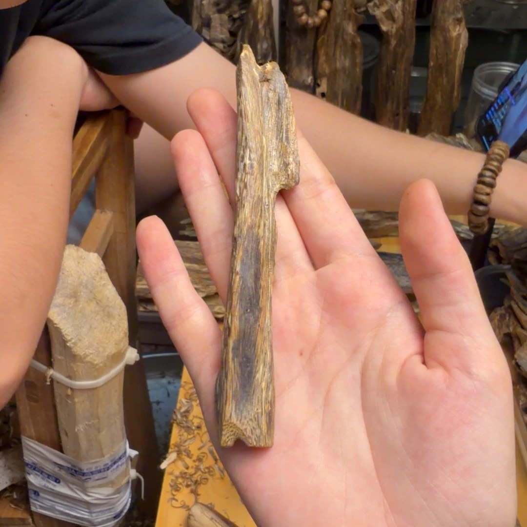 沉香碎屑沉香红金倪块料9克