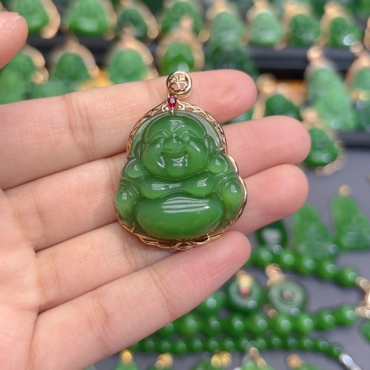 颈饰18K金镶嵌和田玉（碧玉）