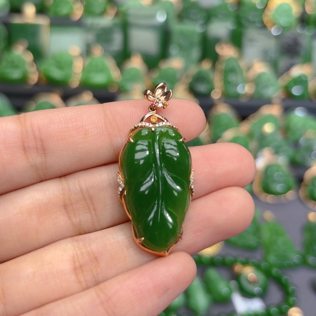 颈饰18K金镶嵌和田玉（碧玉）