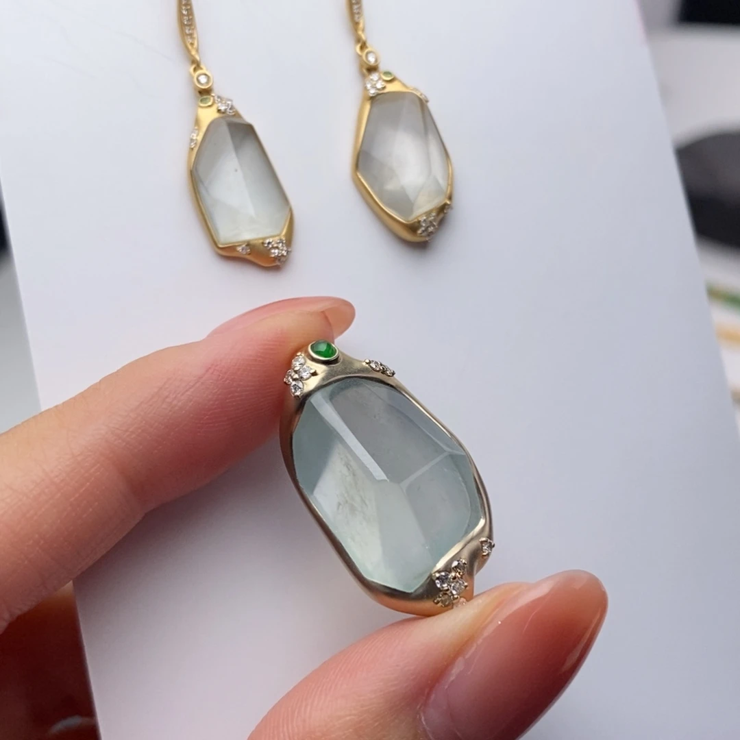 翡翠18K金镶嵌颈饰晴蓝