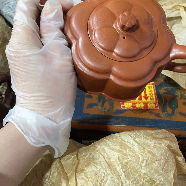 紫砂茶壶原矿泥料，手工制作的一把紫砂壶。