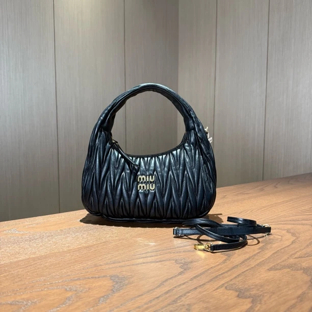 99新 MIU MIU/缪缪 Miumiu缪缪 Wander褶皱Hobo包 尺寸26x14