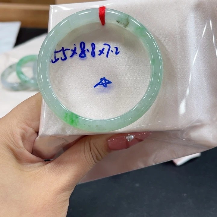 翡翠手镯未镶嵌翡翠