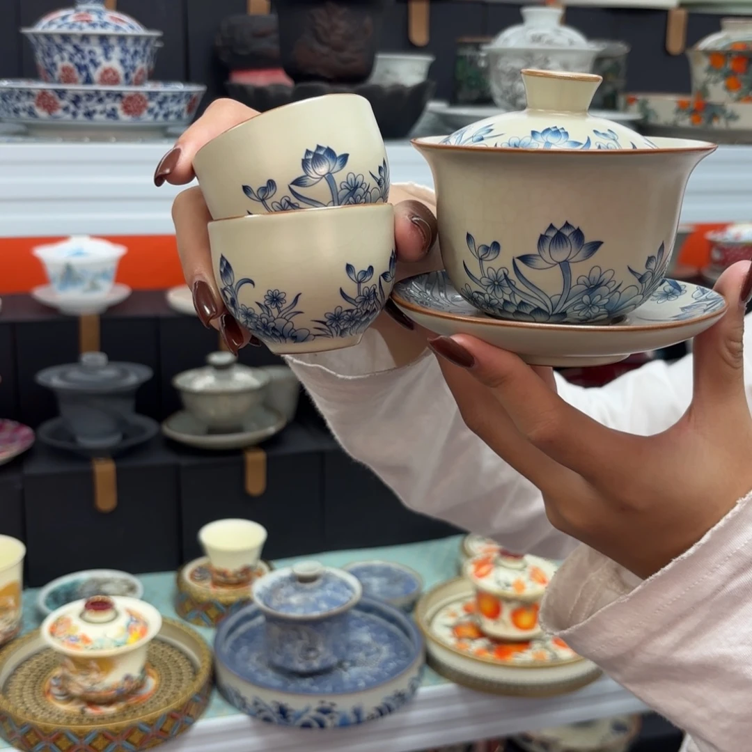 悬停和调整了茶具