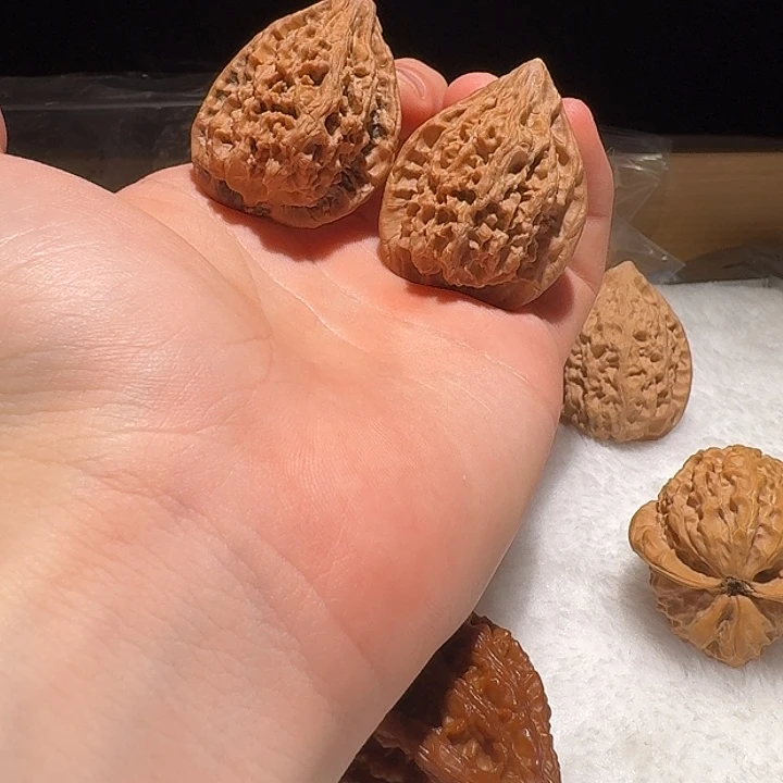 文玩核桃吊坠十三陵鸡心