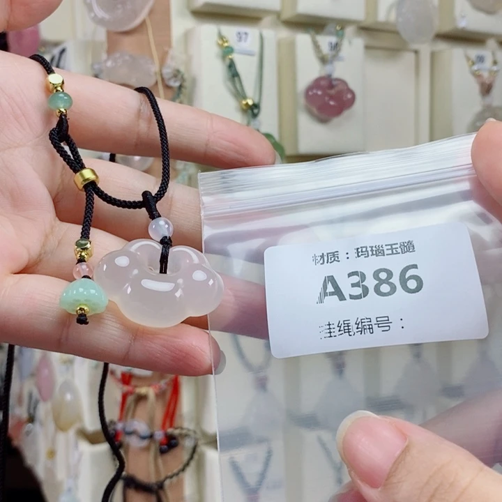 含***草玛瑙/玉髓未镶嵌颈饰