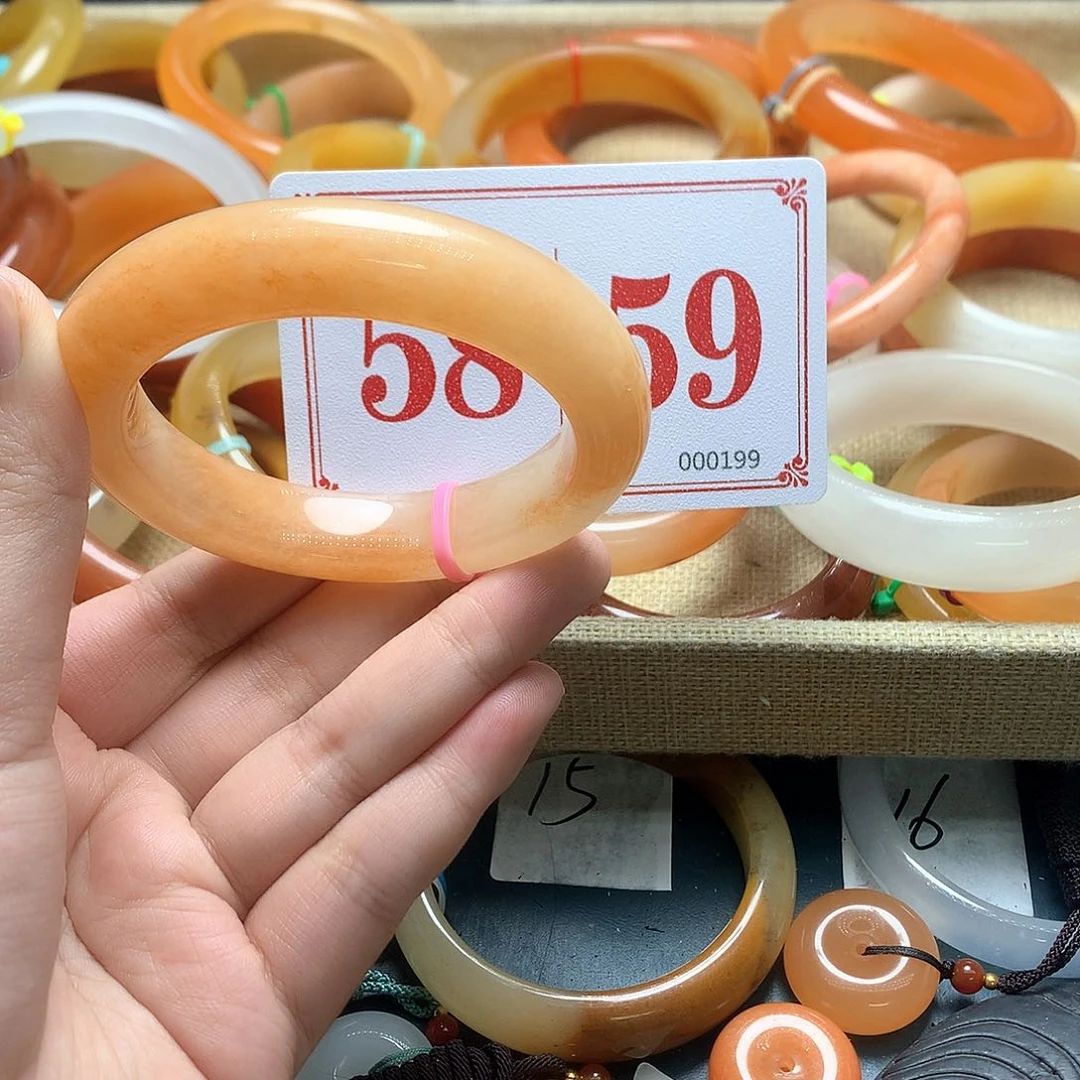 未镶嵌石英质玉（黄龙玉）手镯