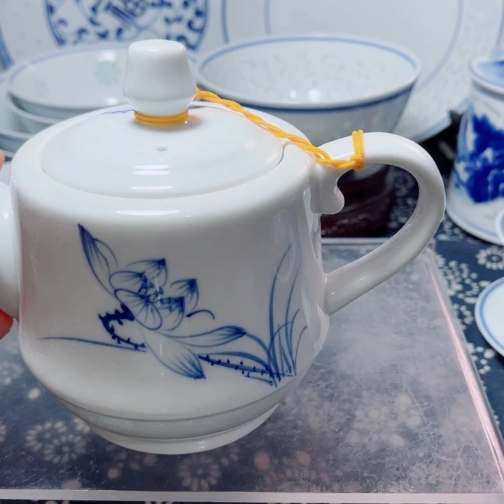 青花瓷器手绘荷花小壶