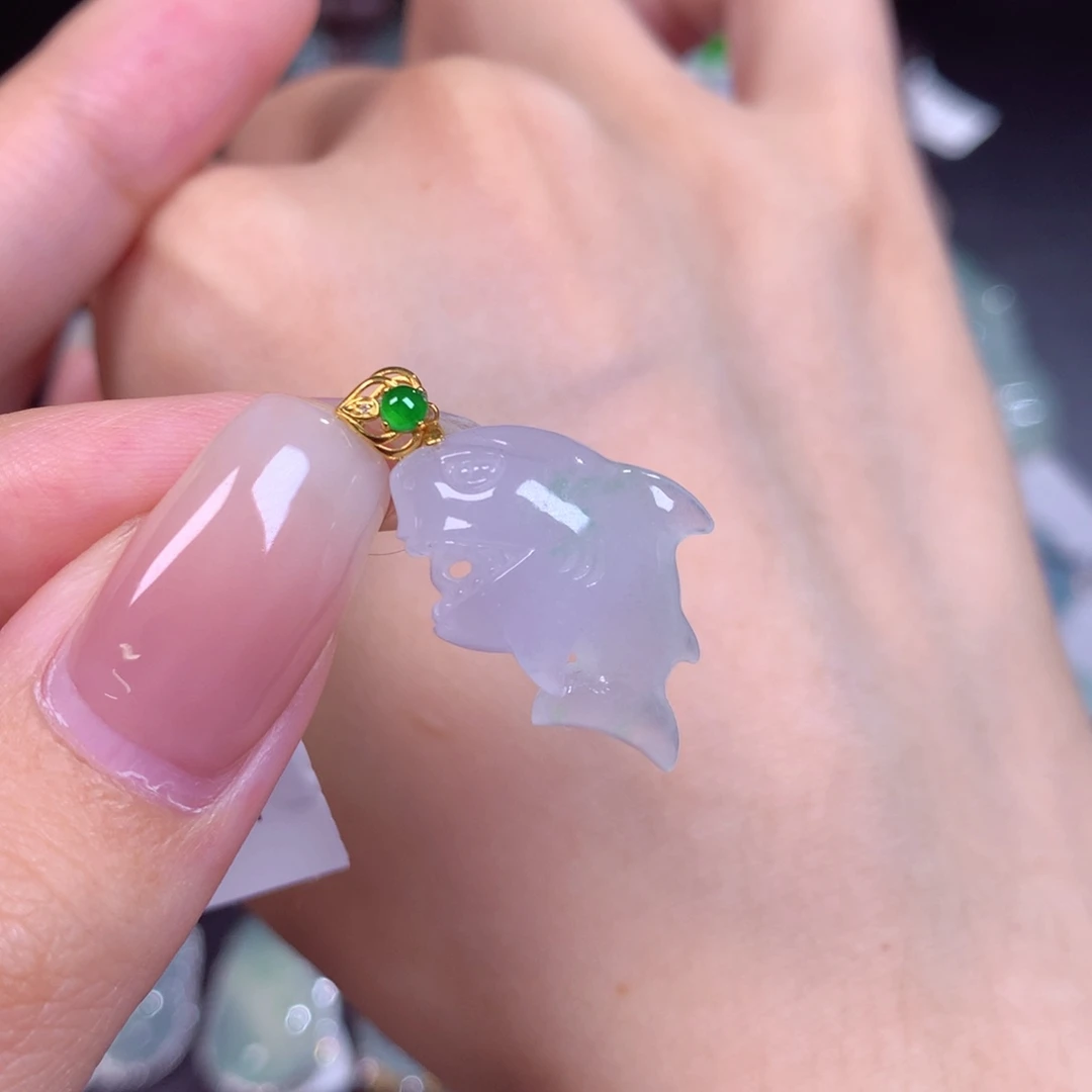 颈饰18K金镶嵌翡翠鲨鱼