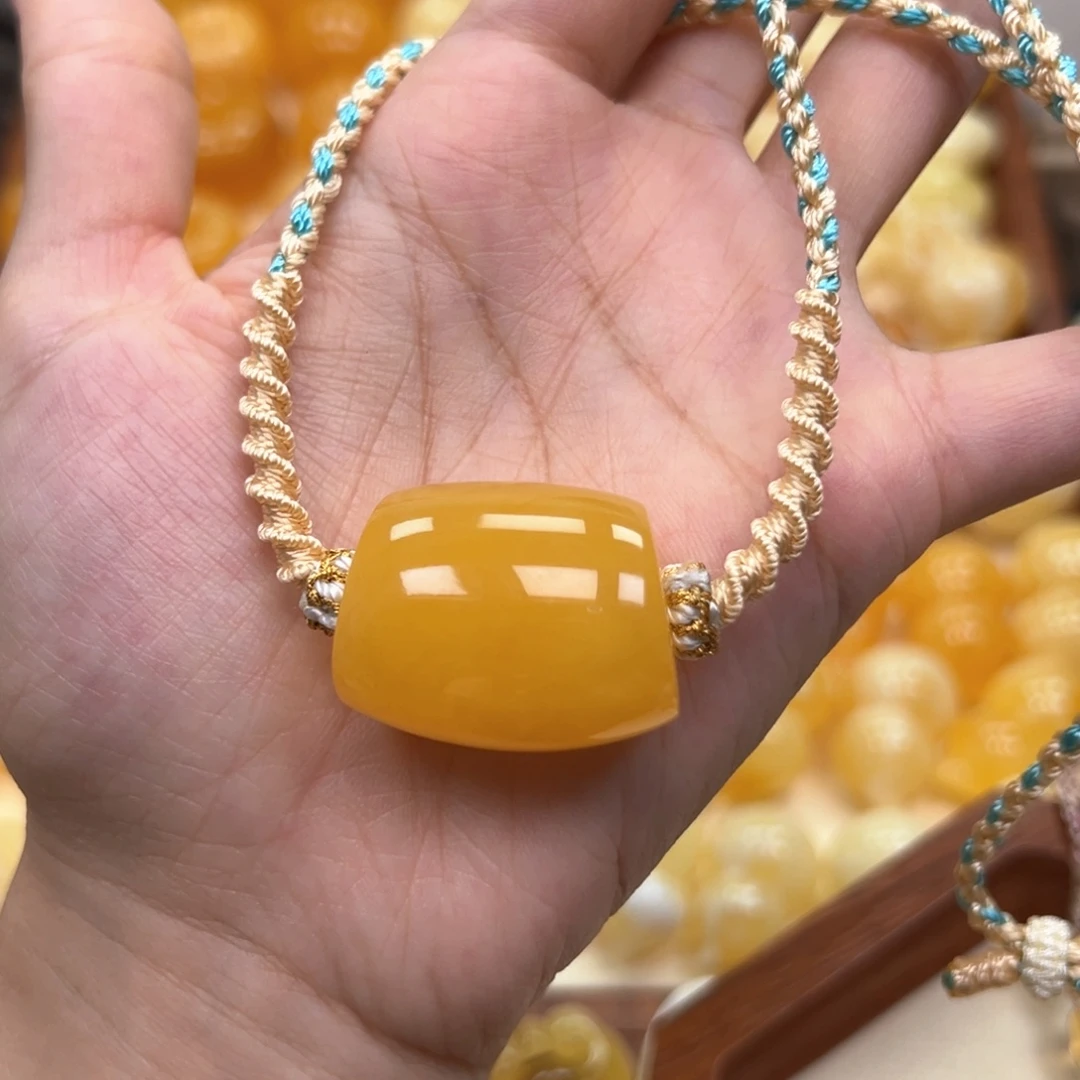 挥***离琥珀未镶嵌颈饰蜜蜡
