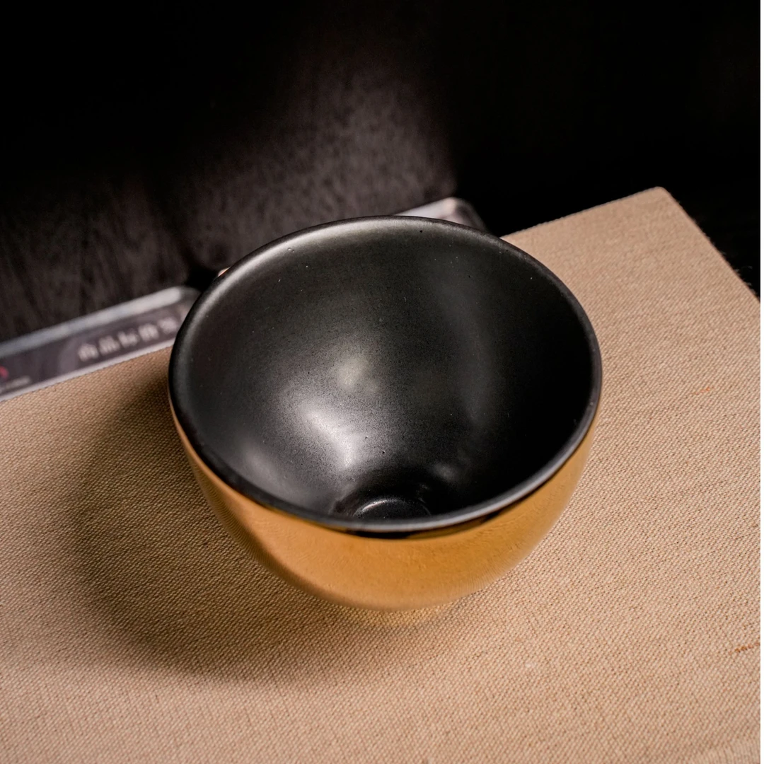 陶瓷主人杯浅带帽功夫茶杯个人专用外金内黑陶瓷小碗