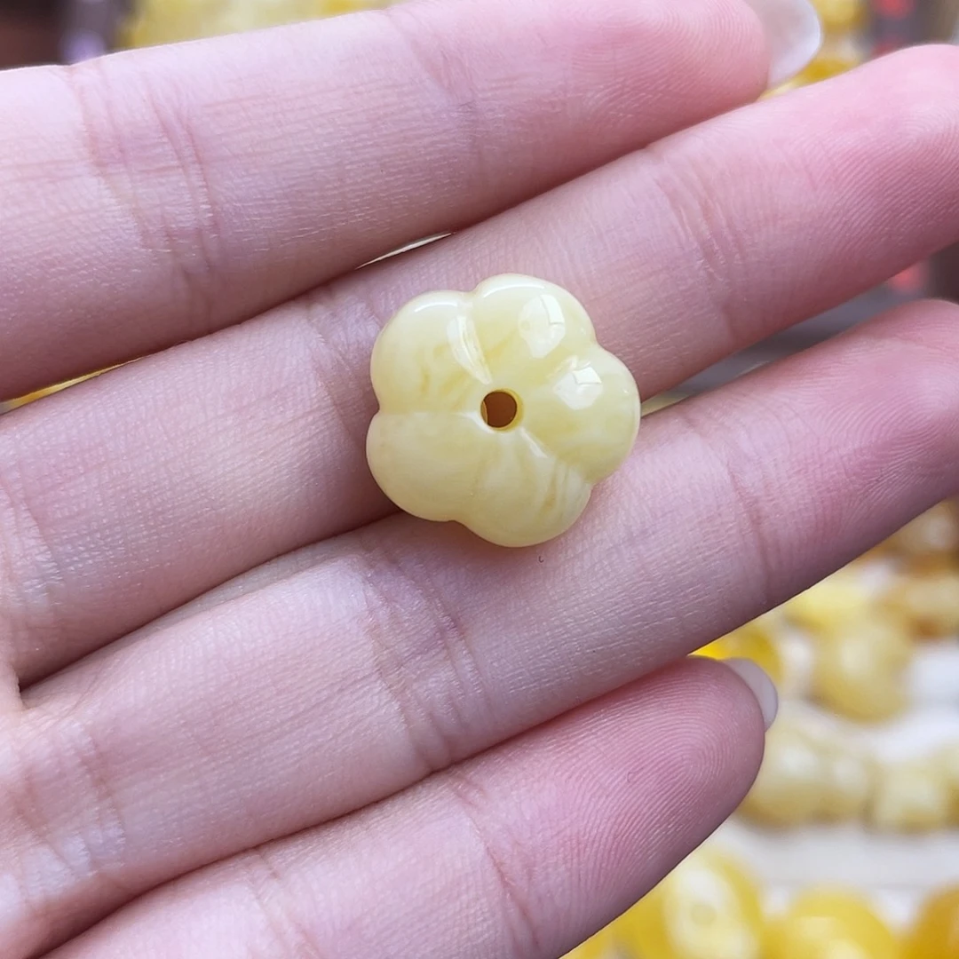 裸石琥珀未镶嵌花花