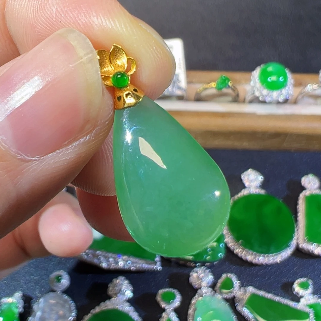 翡翠18K金镶嵌颈饰