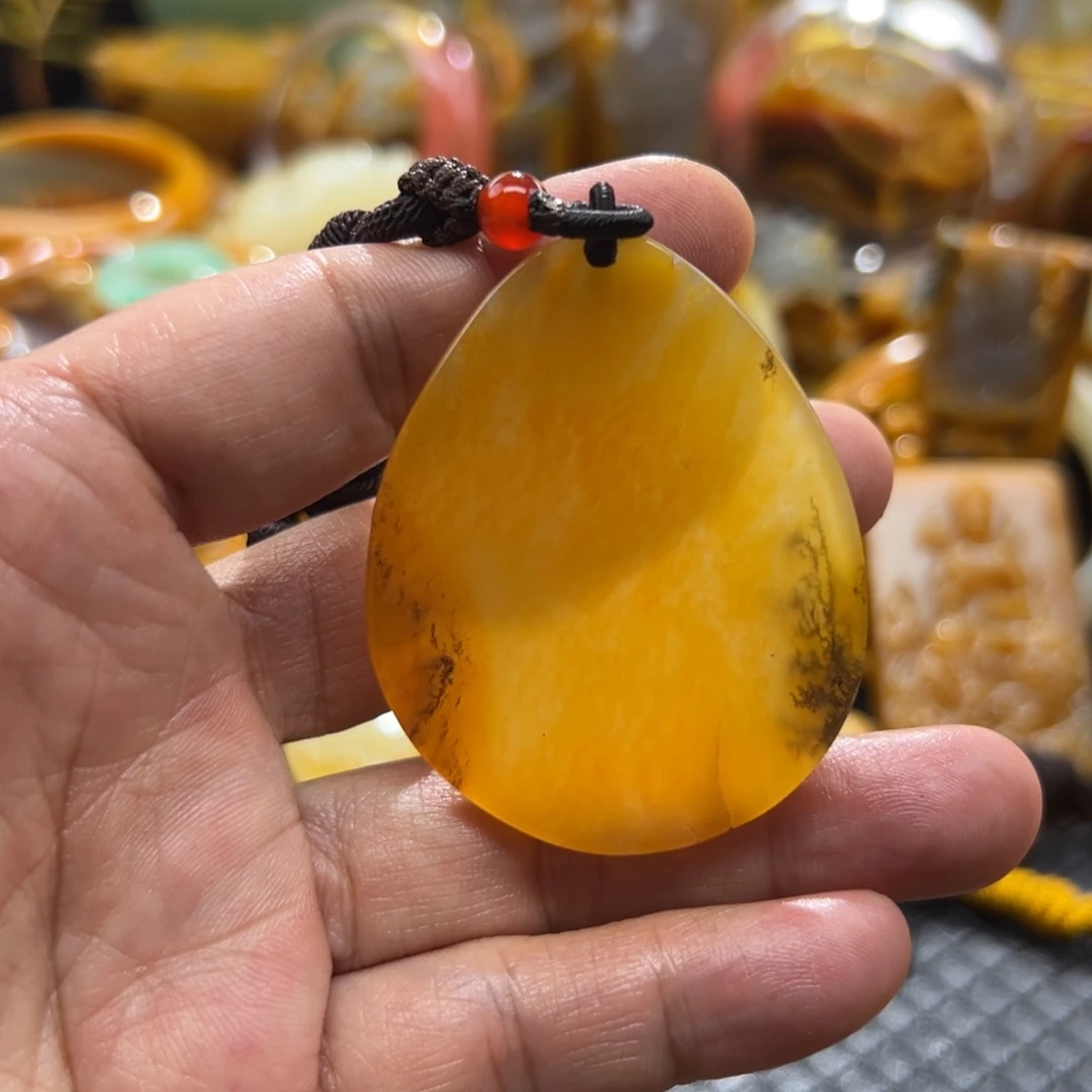 颈饰未镶嵌石英质玉