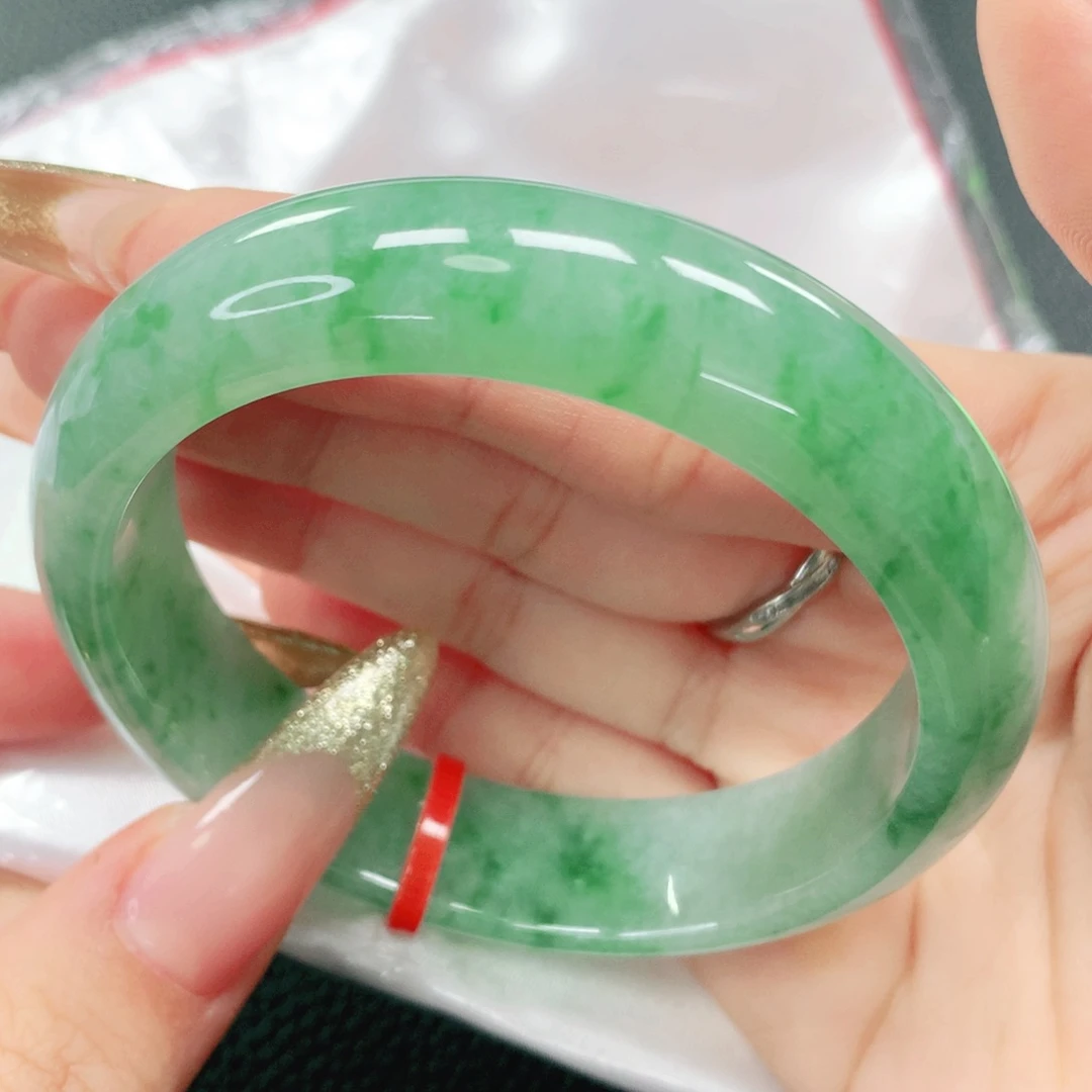翡翠手镯未镶嵌55圈