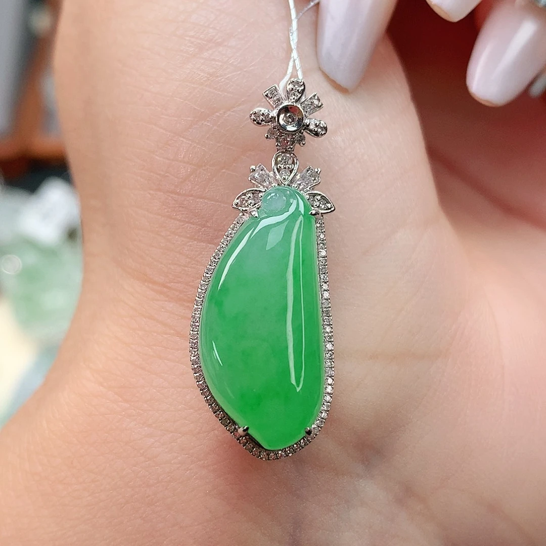 颈饰18K金镶嵌翡翠瓜