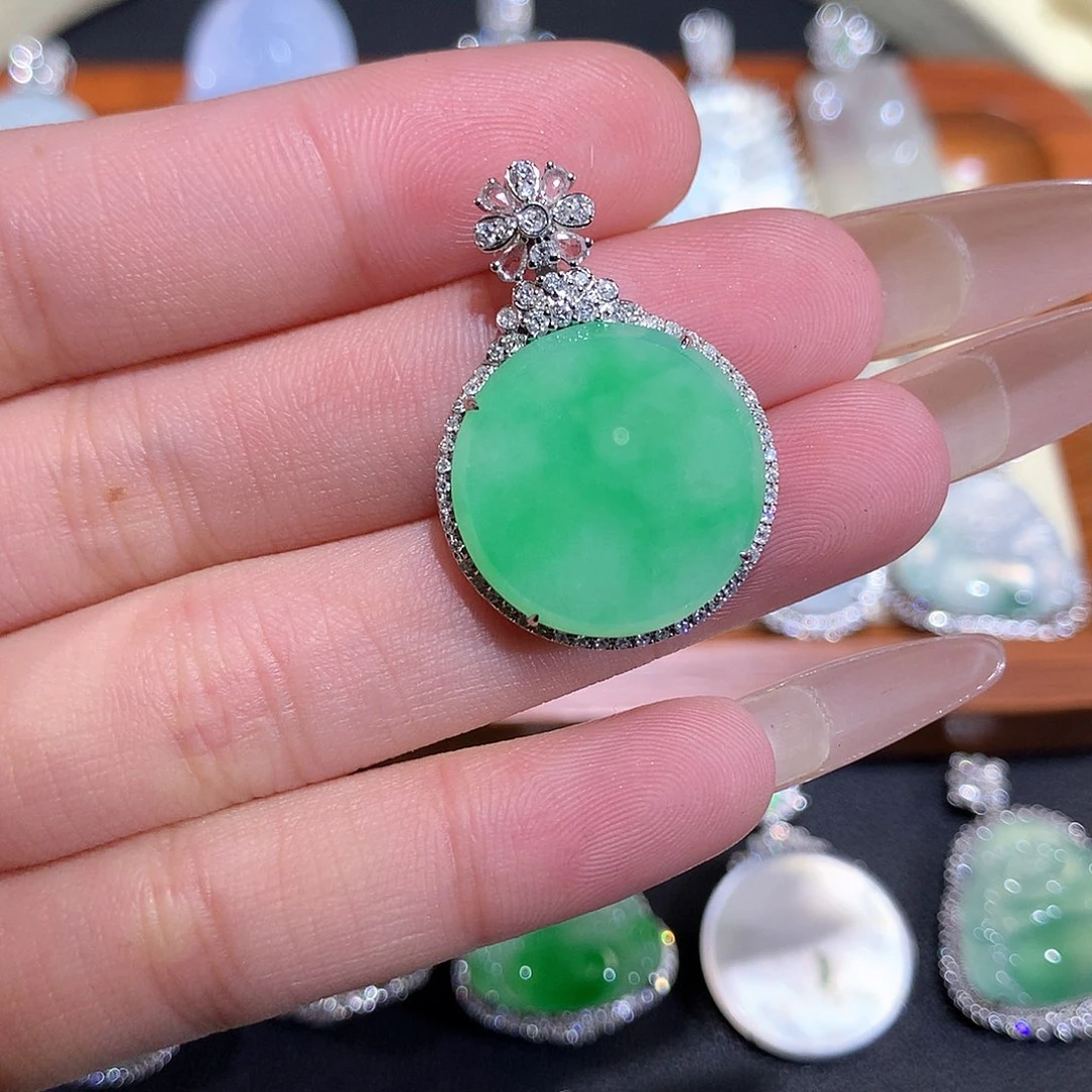 翡翠18K金镶嵌颈饰果绿圆牌