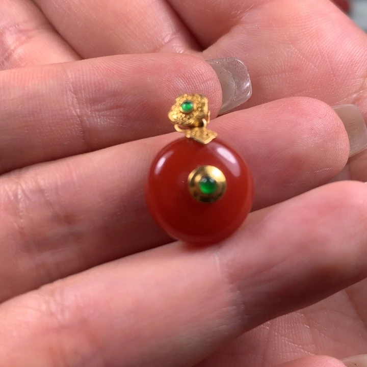 18K金镶嵌吊坠南红玛瑙