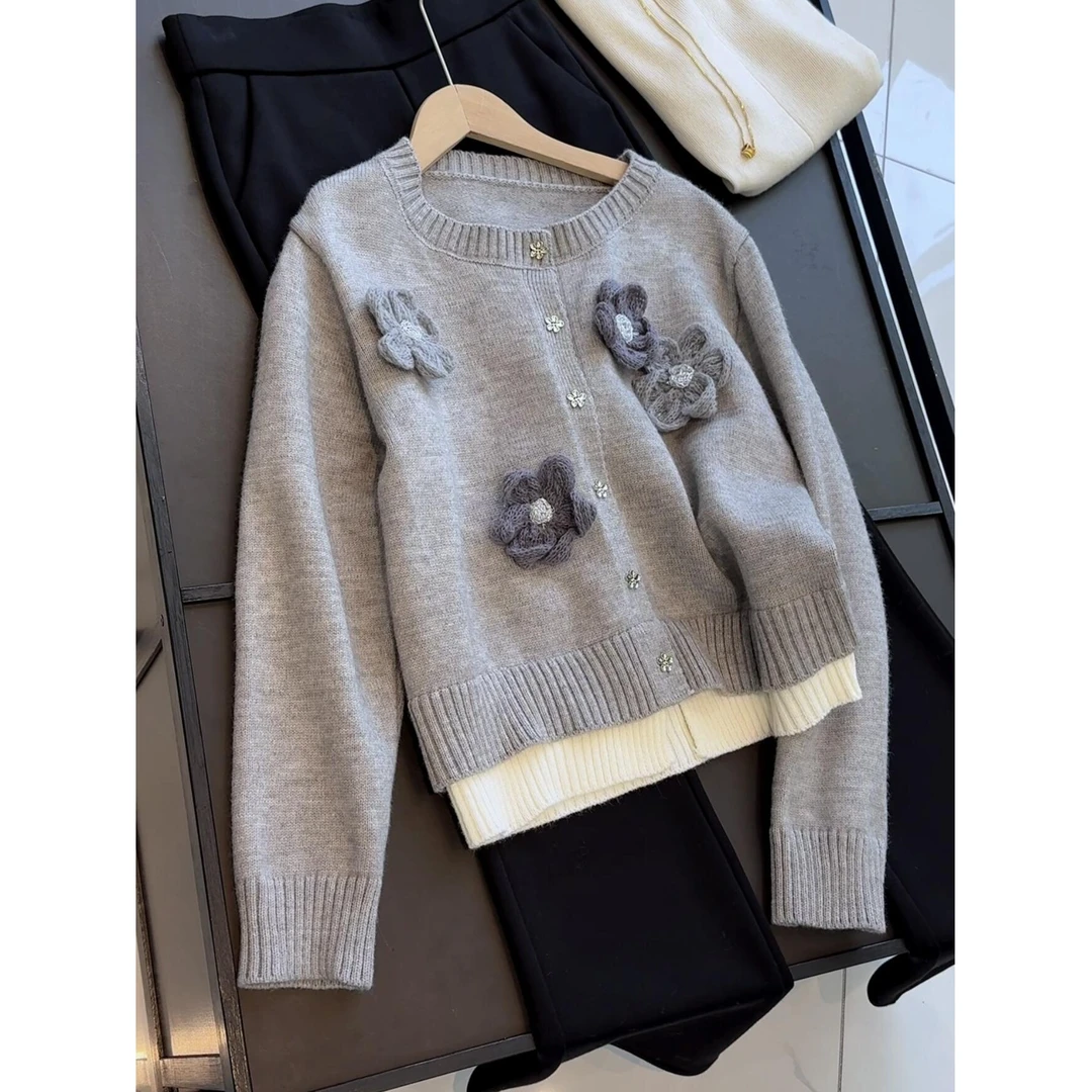 软糯灰色毛衣女立体花朵减龄温柔甜美撞色拼接圆领外穿针织衫