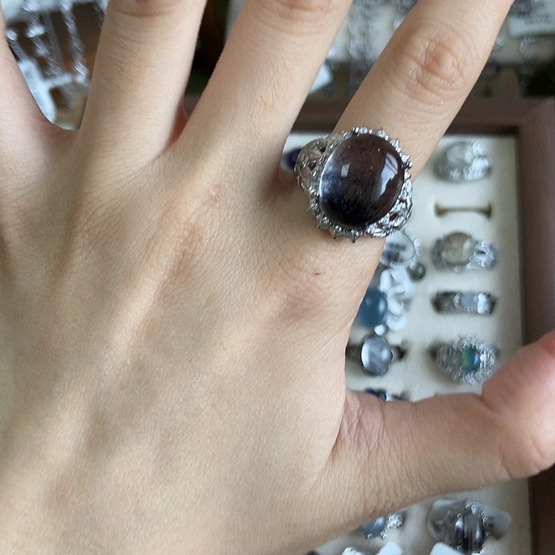 嘴****烟晶银S925镶嵌戒指蓝黑发