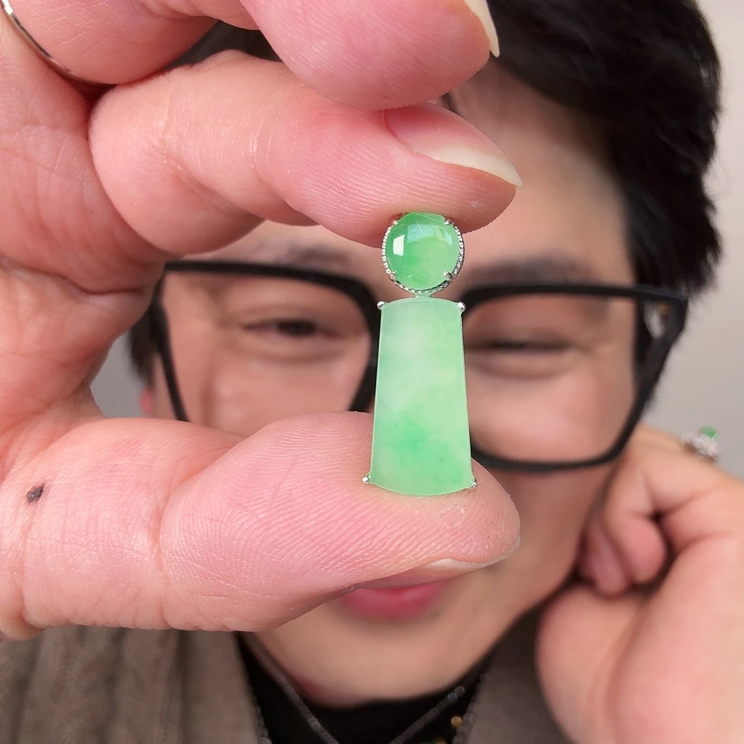 翡翠18K金镶嵌颈饰一件