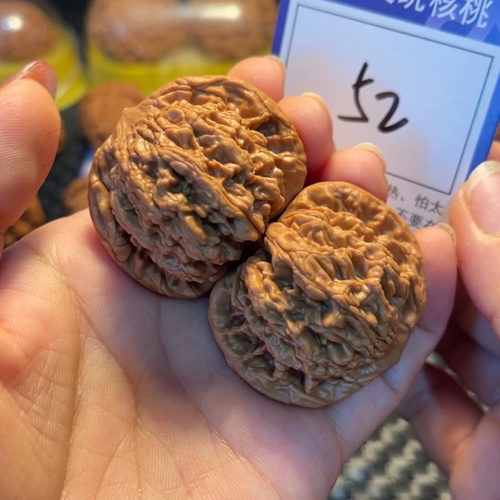 桃核把件44狮虎兽52