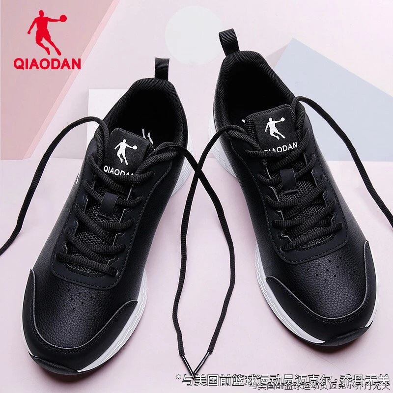 乔丹女鞋运动鞋2025春季新款女士皮面防水休闲旅游鞋黑色跑步鞋子