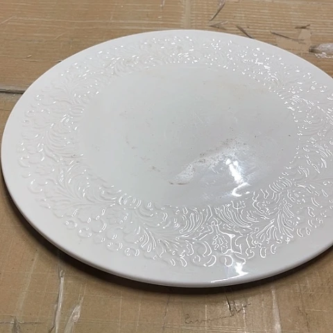 微瑕，不能明火，口径29白色浮雕一个