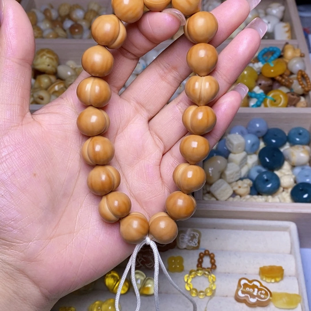 猴头核桃吊坠16柯基手持