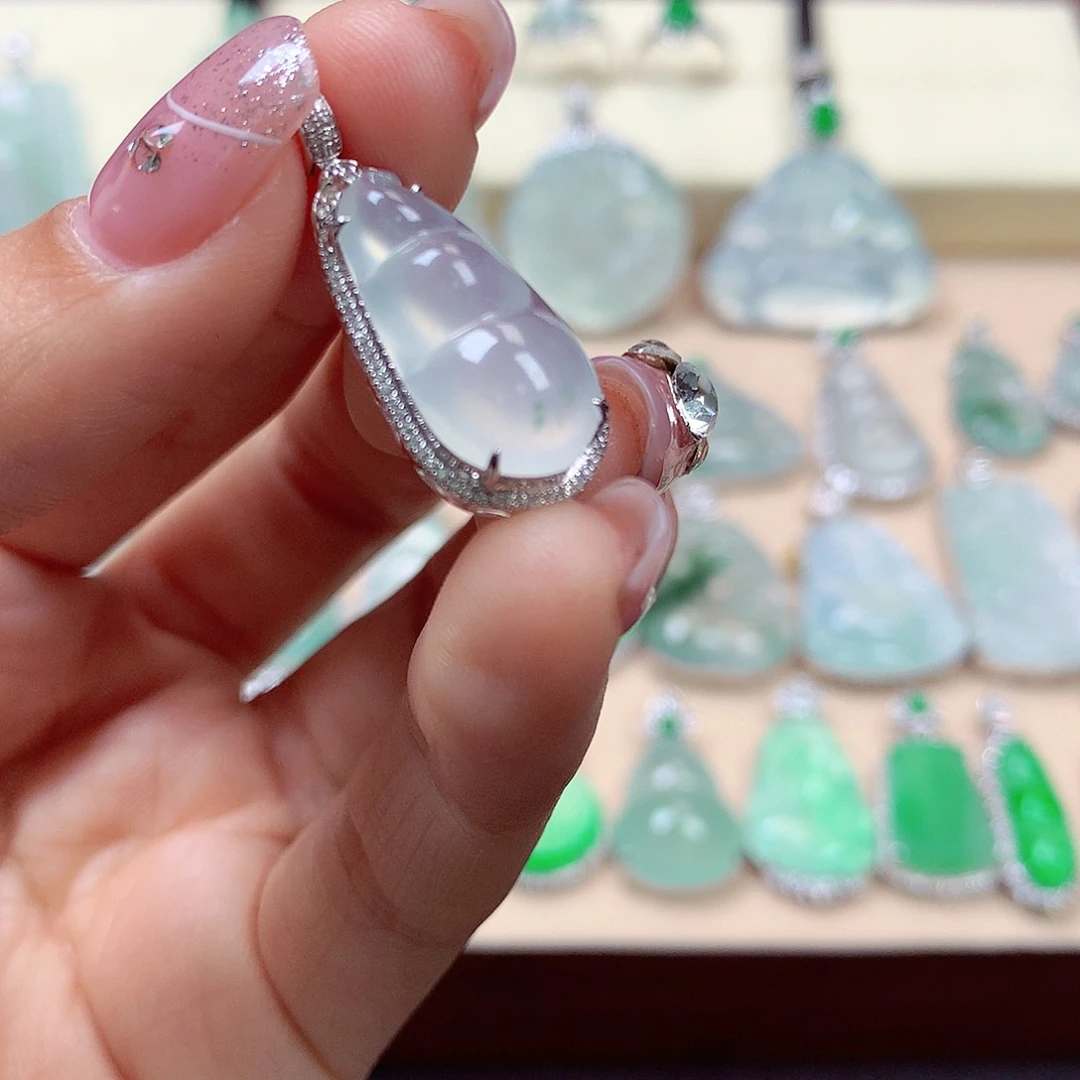 翡翠颈饰18K金镶嵌赛***麻翡翠