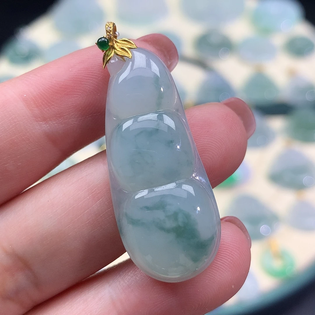 翡翠18K金镶嵌颈饰四季豆