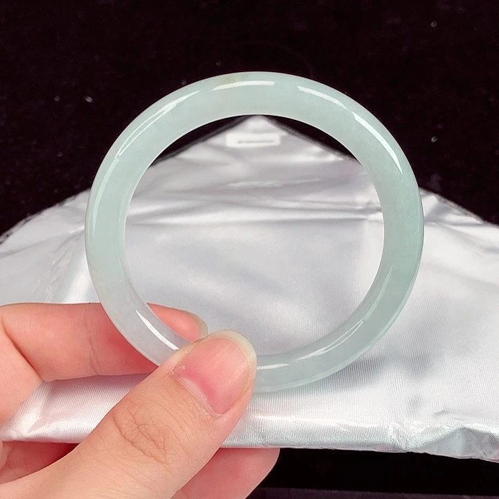 翡翠手镯未镶嵌翡翠