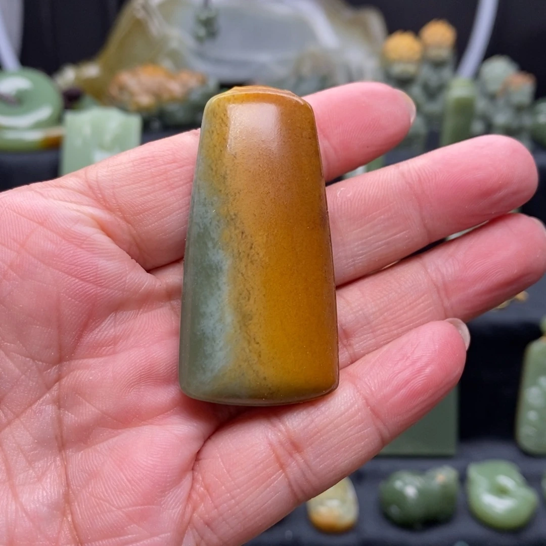 未镶嵌岫岩河磨玉（透闪石质玉）挂件