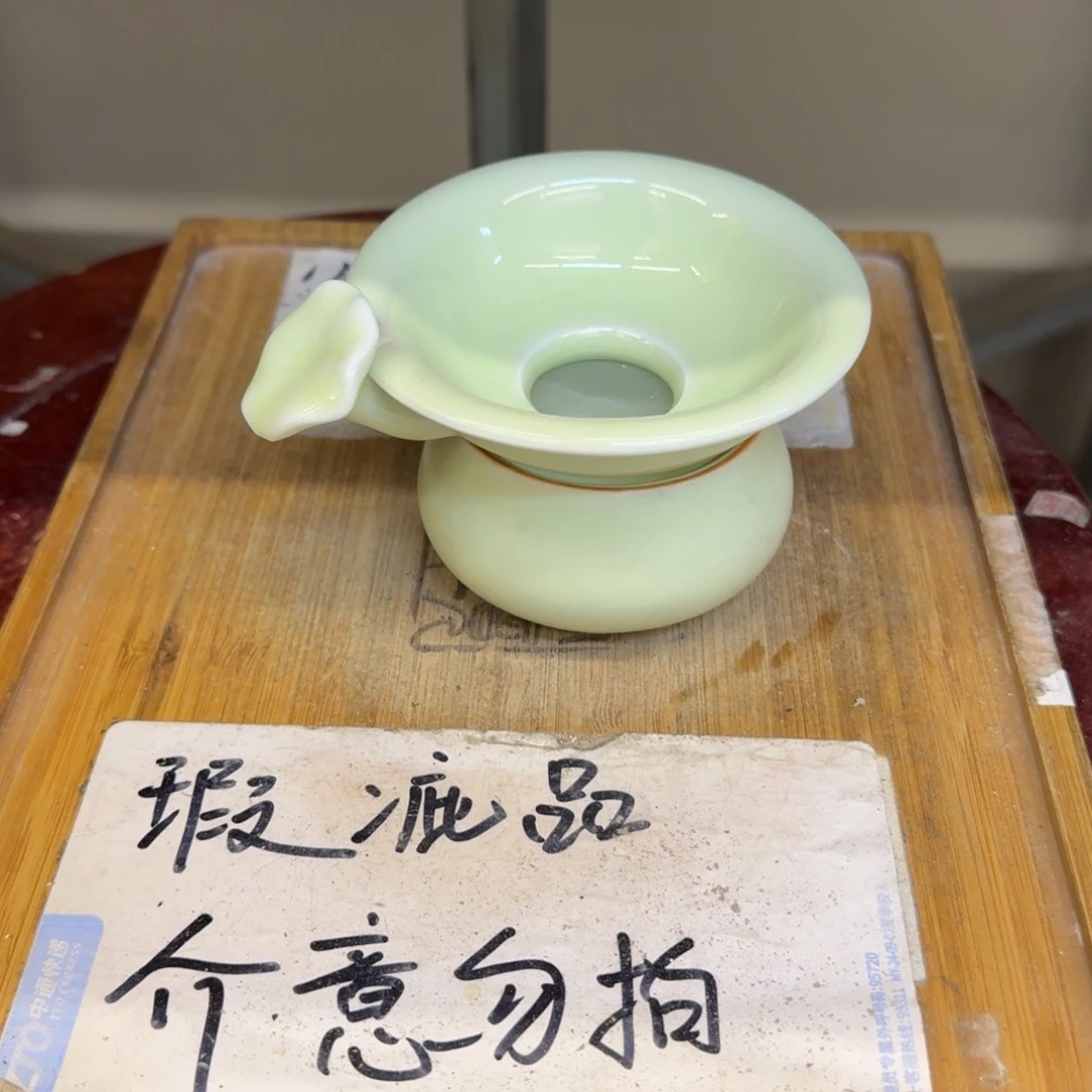 瑕疵介意勿拍陶瓷器皿D015