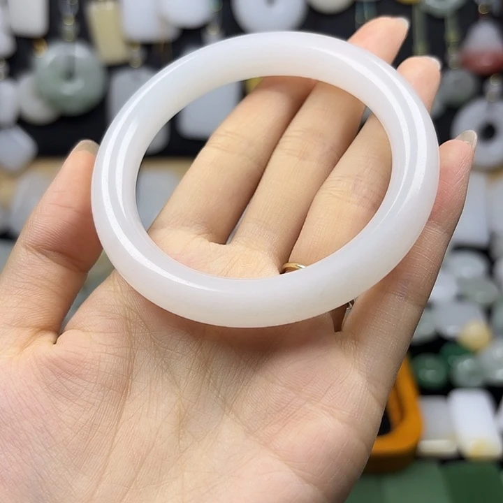 那****石英质玉未镶嵌颈饰