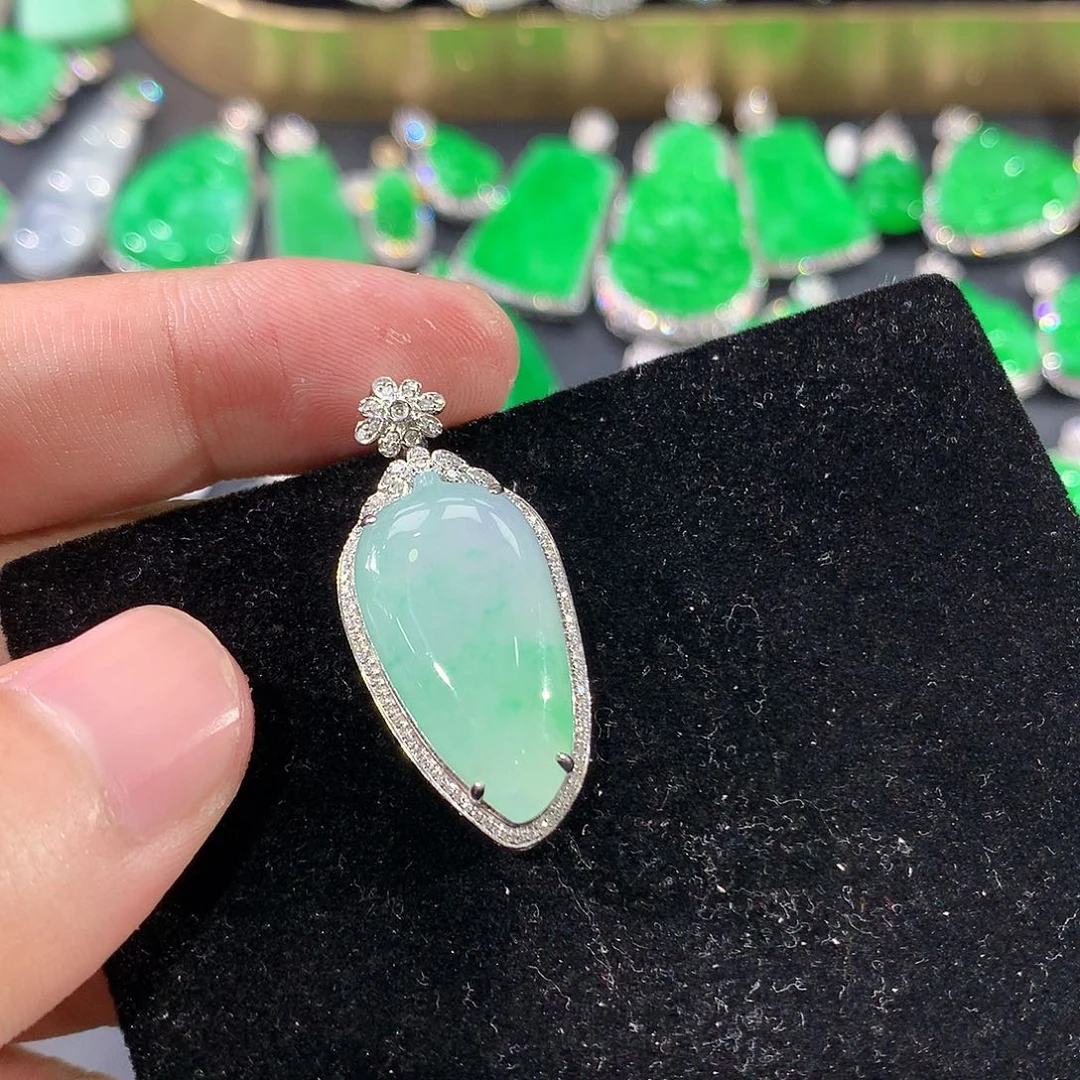 翡翠18K金镶嵌颈饰