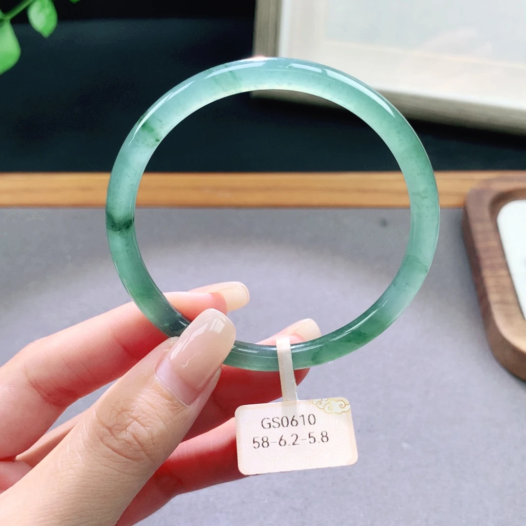 翡翠手镯未镶嵌天然翡翠