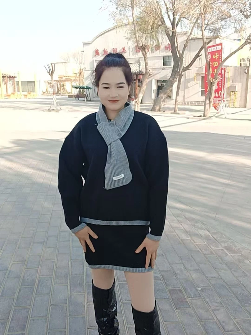 2025年优质秋冬韩版三件套上衣+裙子+围巾