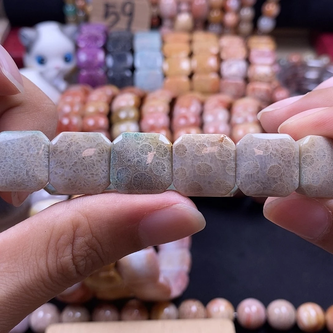 深***年硅化珊瑚（珊瑚玉）手牌未镶嵌