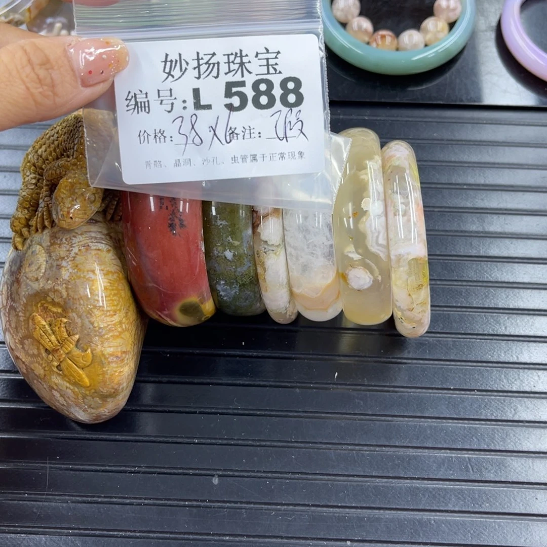 硅化珊瑚（珊瑚玉）1瑕未镶嵌玉*