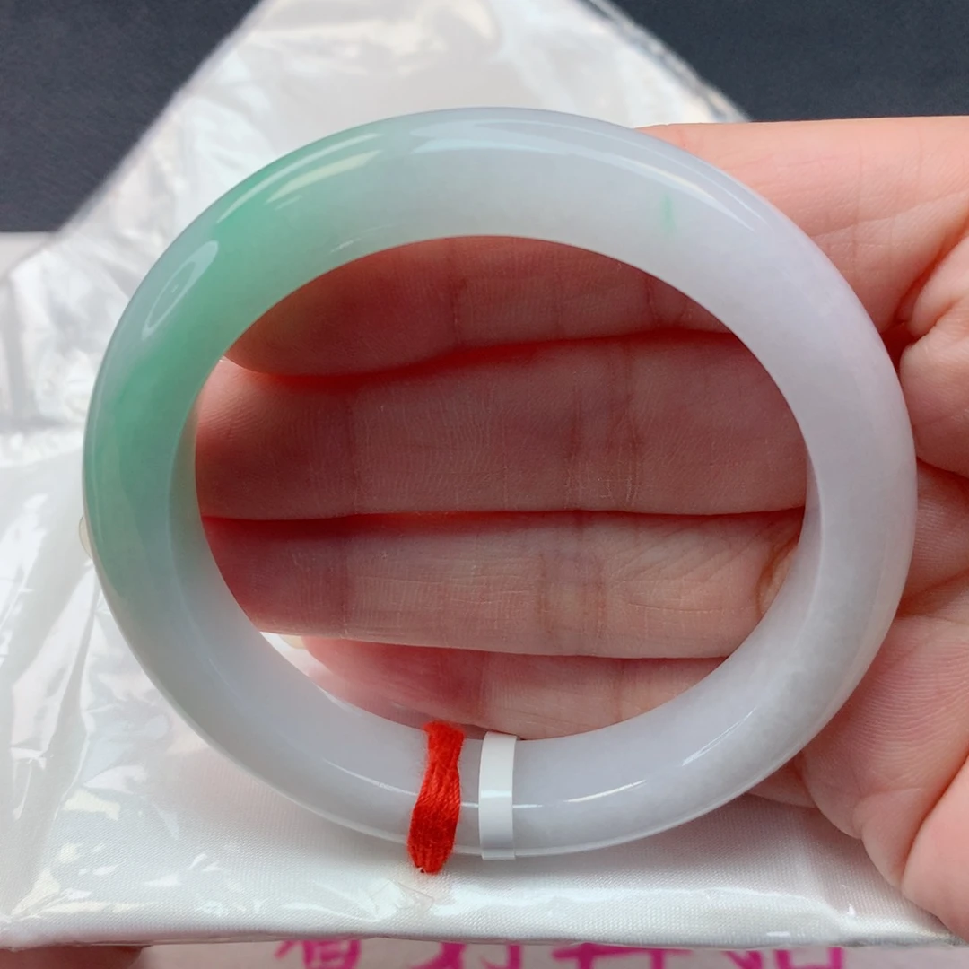 翡翠未镶嵌手镯54.8圈白底青窄条完整推荐