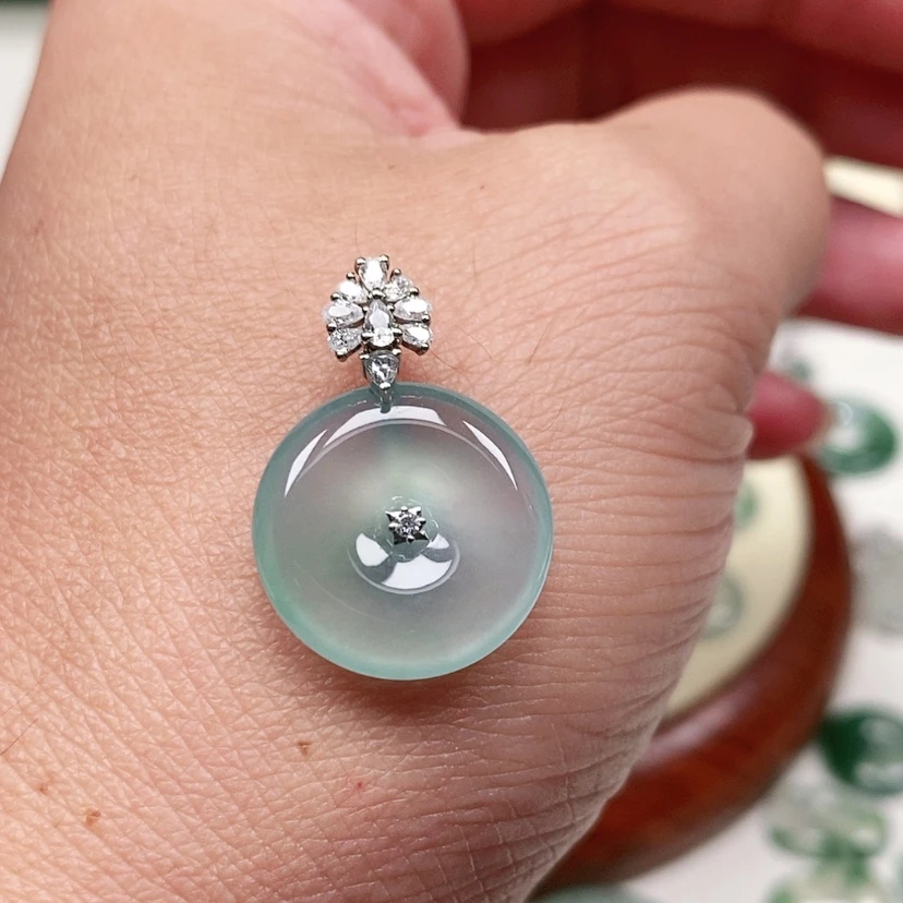 【闪购商品】颈饰18K金镶嵌翡翠