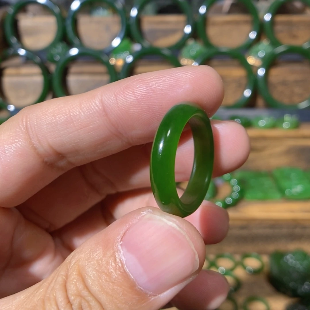 【闪购商品】吊坠(不含链)未镶嵌和田玉一****已俄七辣阳绿戒圈18/5