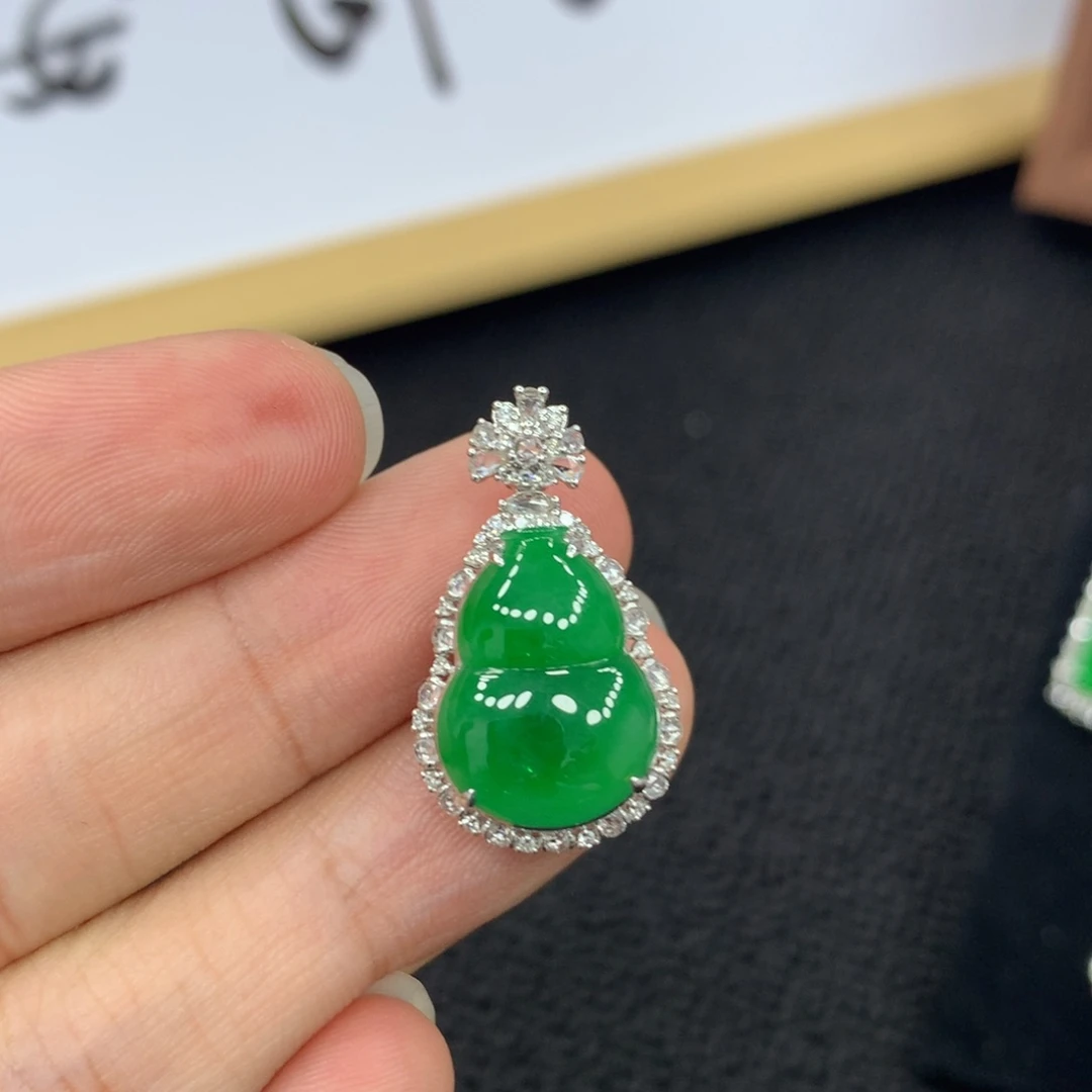 颈饰18K金镶嵌翡翠葫芦