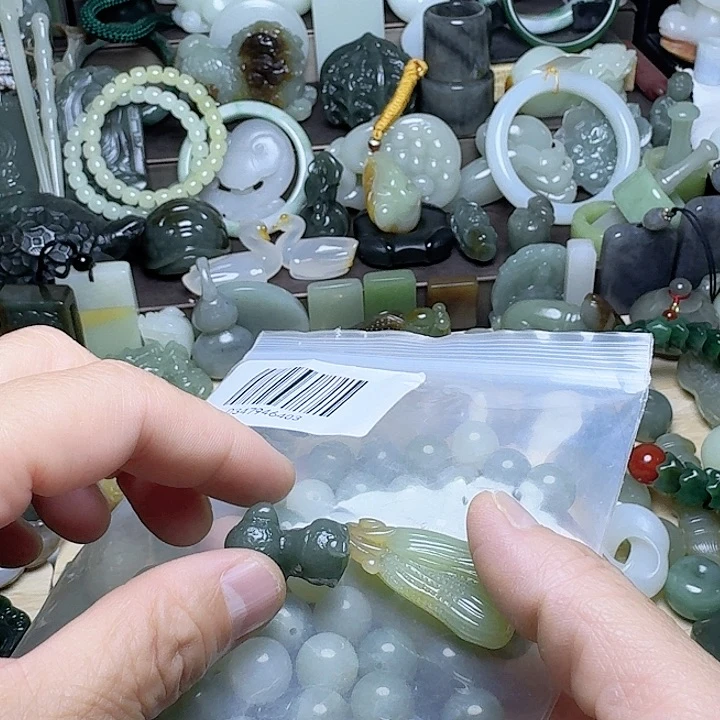 和田玉（白玉）未镶嵌珠宝奇石人**迹