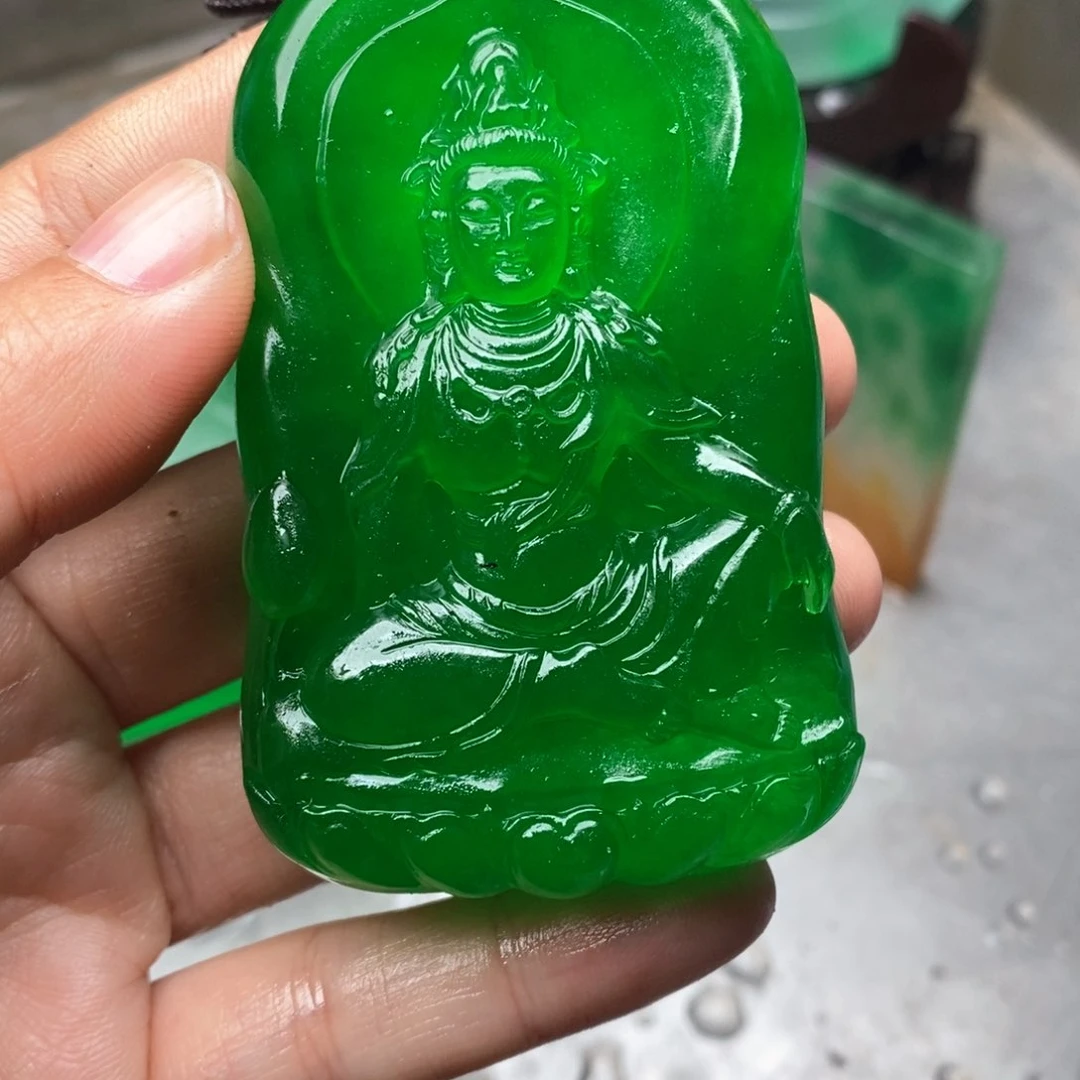 玉木***。满绿色的观音吊坠