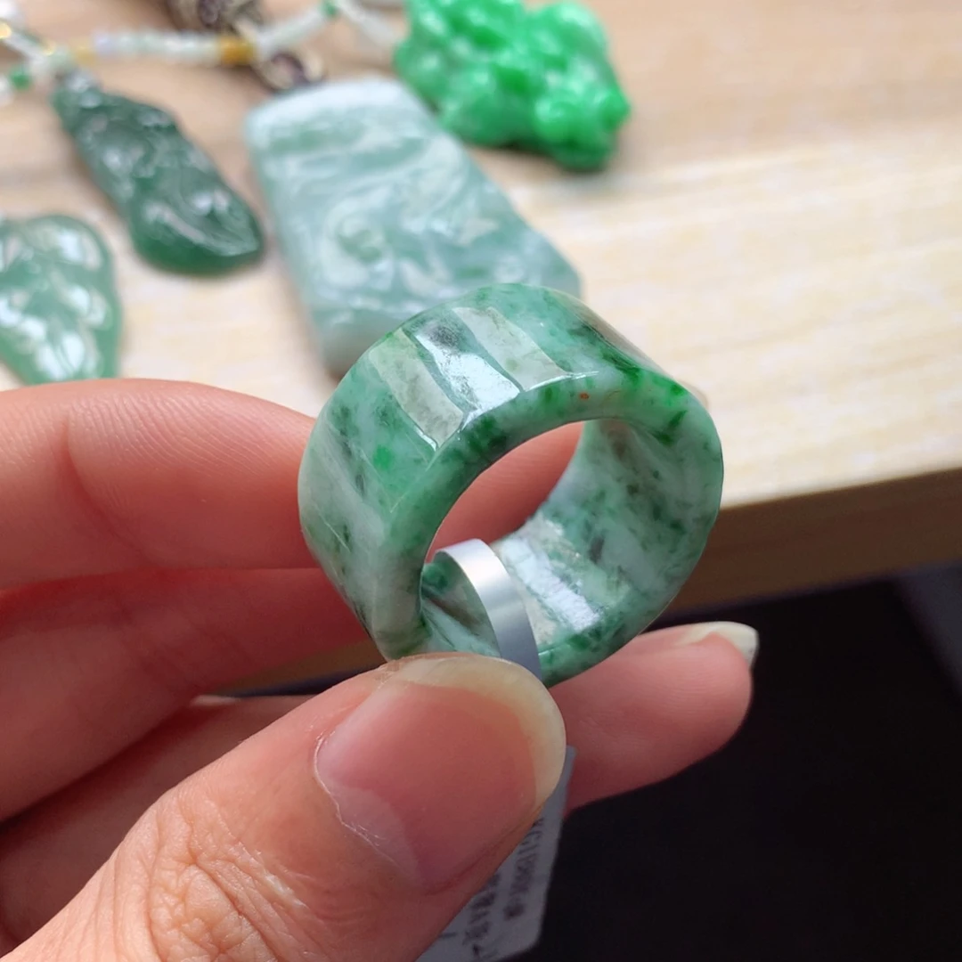 翡翠未镶嵌颈饰戒指