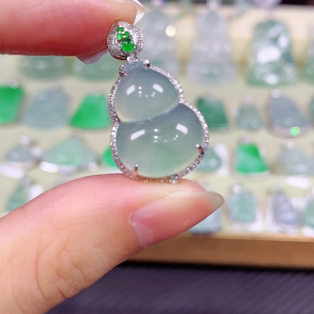 翡翠18K金镶嵌颈饰葫芦