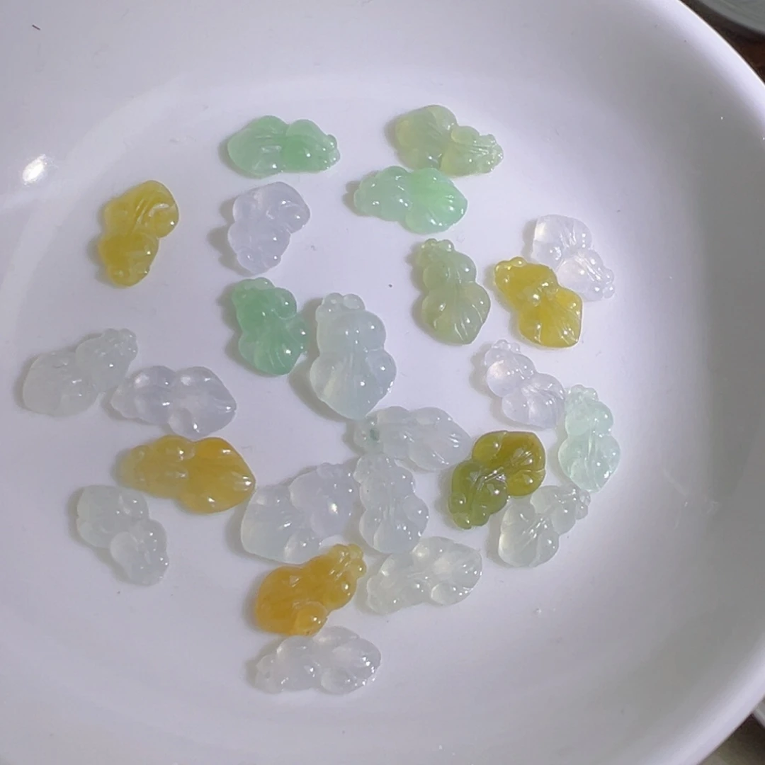 翡翠散珠金鱼一条