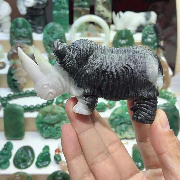 独山玉未镶嵌把件犀牛